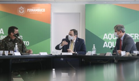 O comandante do Exército, general Paulo Sérgio Nogueira (E), e governador de Pernambuco, Paulo Câmara (PSB), no anúncio da nova escola de sargentos