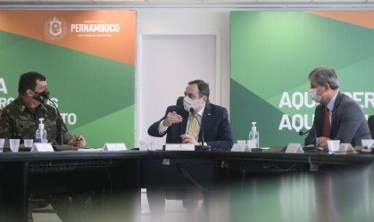 O comandante do Exército, general Paulo Sérgio Nogueira (E), e governador de Pernambuco, Paulo Câmara (PSB), no anúncio da nova escola de sargentos