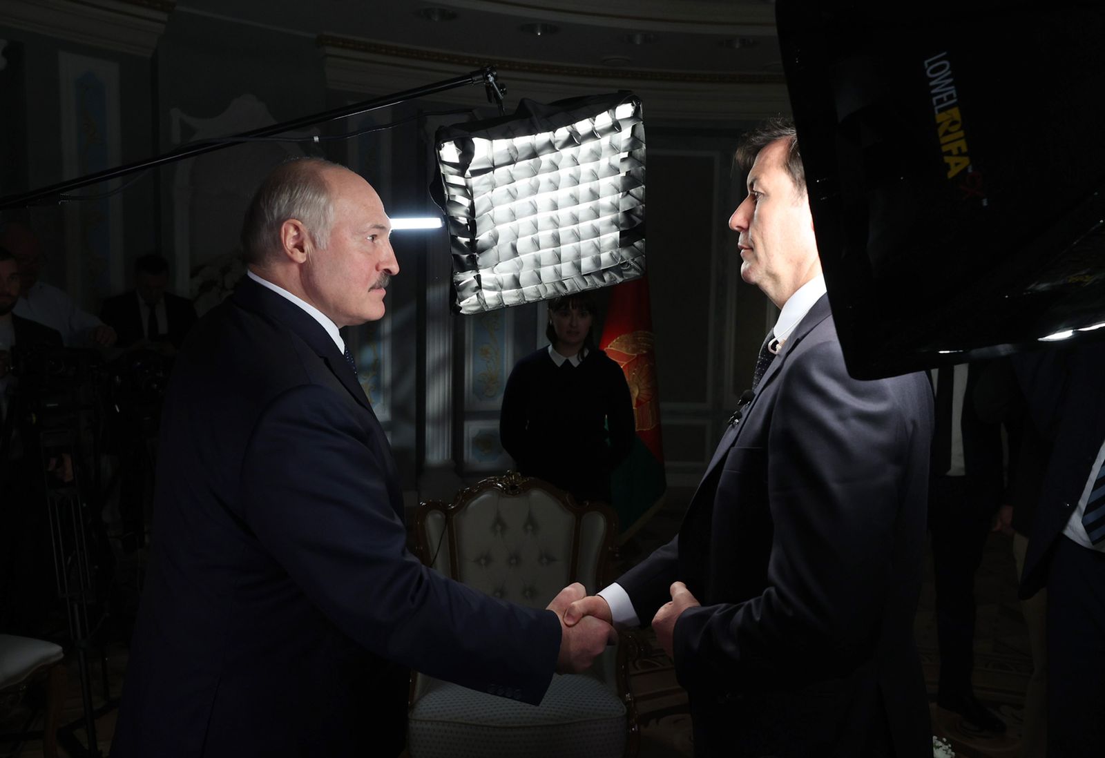 Presidente de Belarus, Alexander Lukashenko (E), cumprimenta o apresentador da CNN Jake Tapper