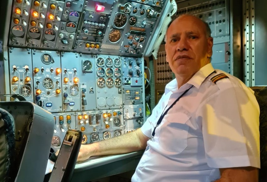 Ronaldo Costa em seu posto de engenheiro de voo no Boeing 727 da Total Linhas Aéreas / Arquivo pessoal/Ronaldo Costa