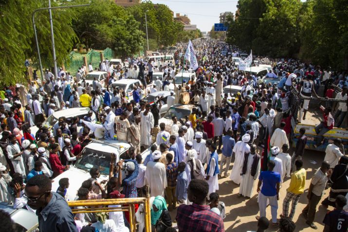 Sudaneses protestam em frente do palácio presidencial contra o governo, no dia 16 de outubro 2021 / Mahmoud Hjaj/Anadolu Agency via Getty Images