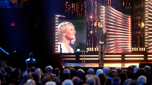 Taylor Swift fez serenata para Carole King em cerimônia do Hall da Fama do Rock