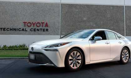 Donos de Toyota Mirai processam montadora por indisponibilidade de hidrogênio