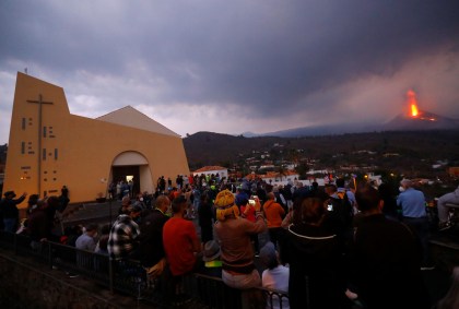 Turistas no mirante de Tajuya observam o vulcão Cumbre Vieja, que continua a expelir lava na ilha de La Palma