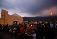 Turistas viajam à ilha espanhola de La Palma para ver vulcão em erupção