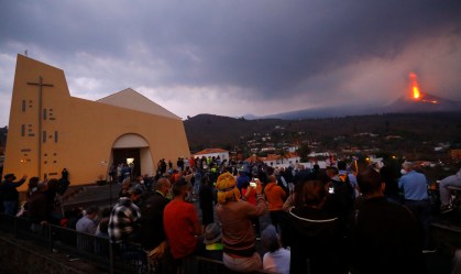 Turistas viajam à ilha espanhola de La Palma para ver vulcão em erupção