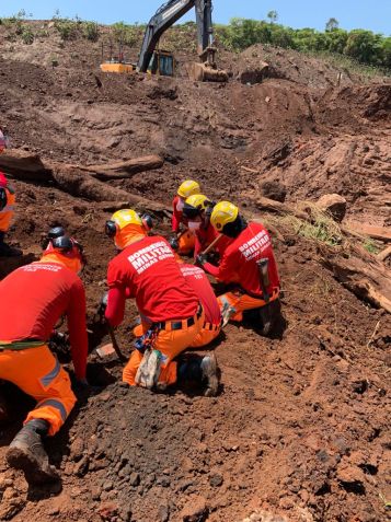 Corpo de Bombeiros de Minas Gerais identificam estrutura óssea de um corpo na região da barragem do Córrego do Feijão, em Brumadinho / Divulgação/Corpo de Bombeiros de Minas Gerais