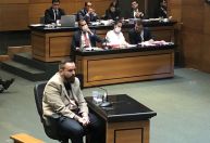 Com apreensão e choro, pai e mãe de Henry se encontram em tribunal após 7 meses