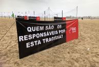 Lenços estendidos em Copacabana marcam protesto por 600 mil vítimas da Covid-19