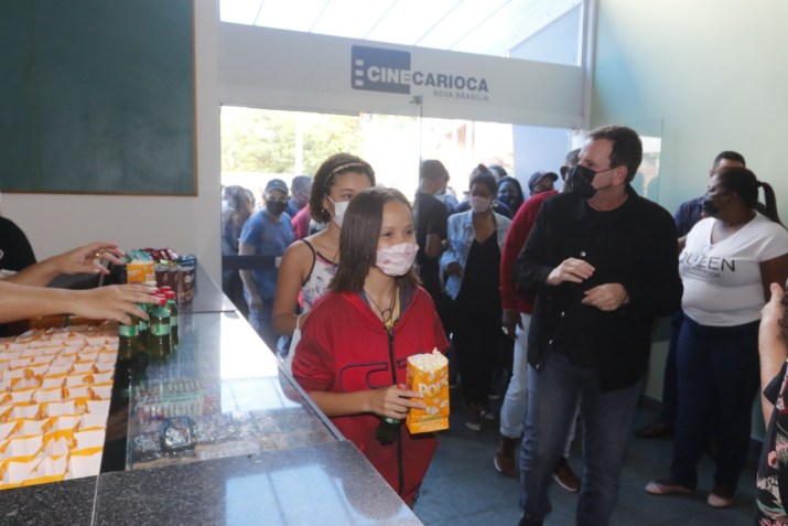 O prefeito do Rio de Janeiro, Eduardo Paes, durante reabertura de um cinema no Conjunto de Favelas do Alemão / Ana Licia Soares/ CNN