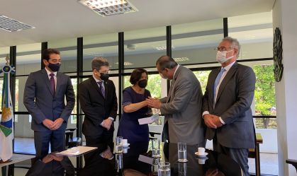 Senadores de oposição entregam relatório da CPI ao TCU