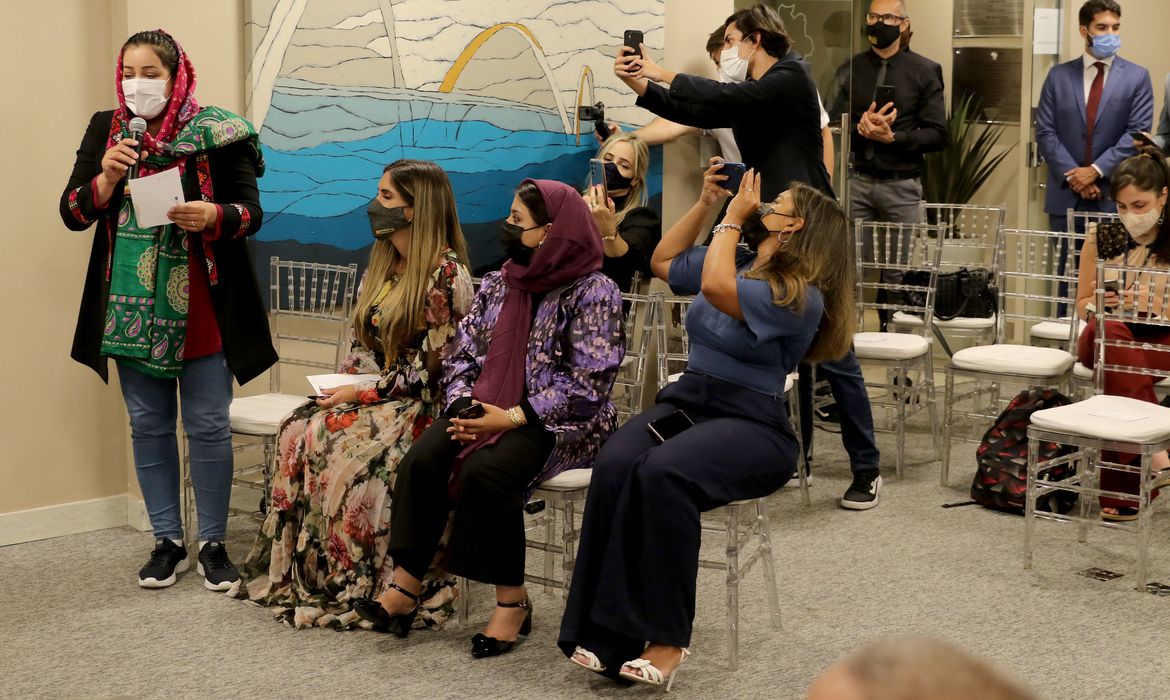 Sete juízas afegãs chegaram ao Brasil junto com seus familiares