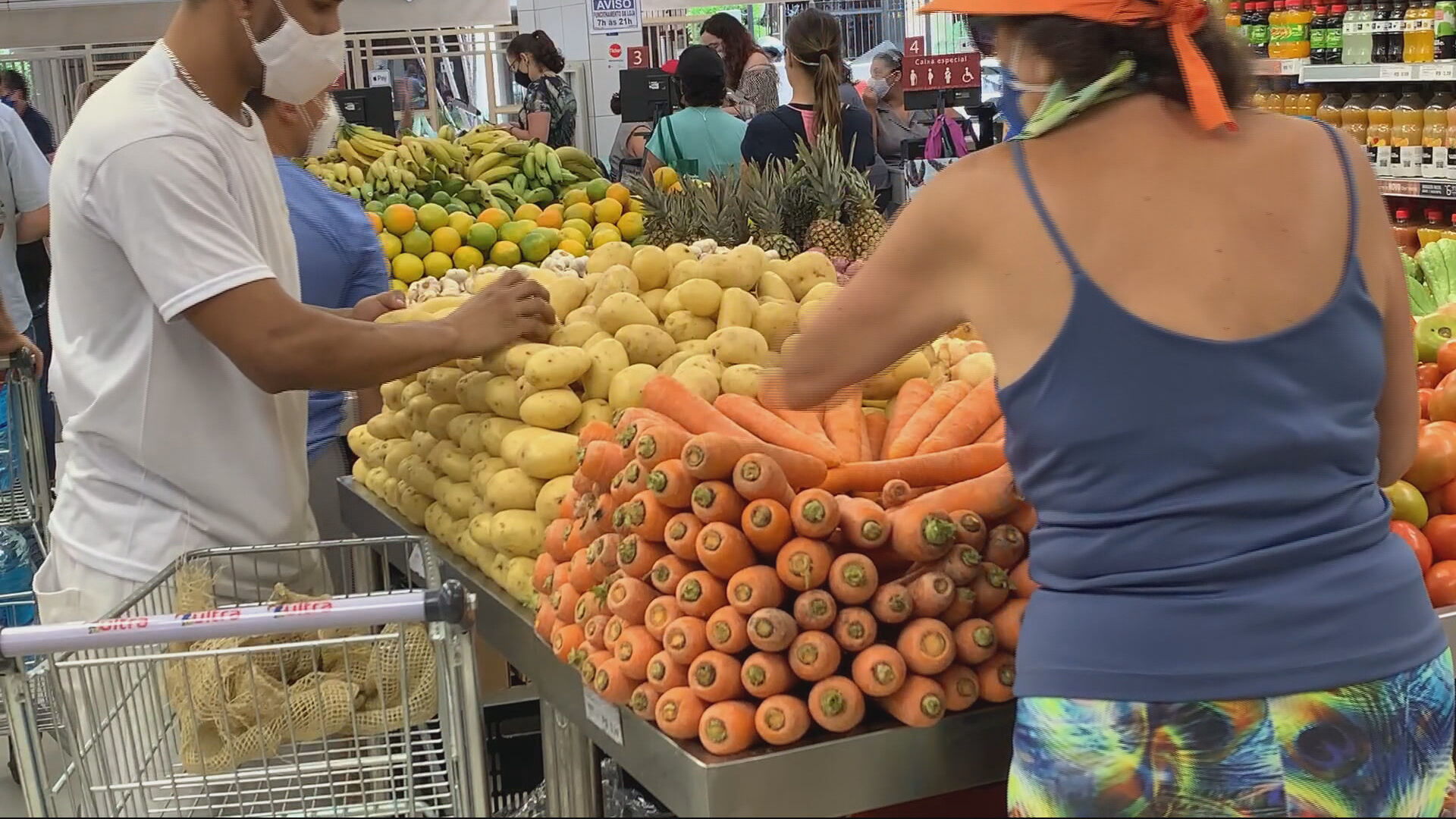 Pessoas fazem compras em supermercado