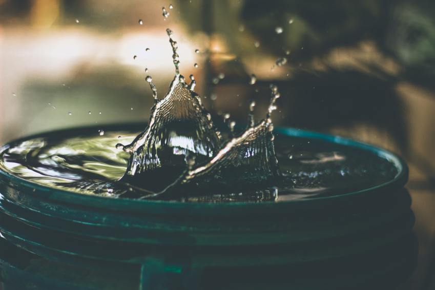 Balde com água / Unsplash/Amritanshu Sikdar