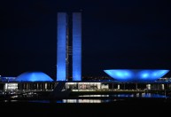 Congresso ganha iluminação em menção à prevenção do câncer de intestino