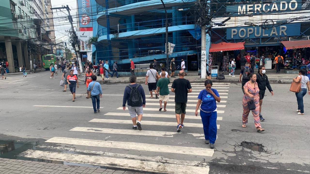 Movimentação na região central de Duque de Caixas, na Baixada Fluminense, no primeiro dia sem a obrigatoriedade do uso de máscaras (06/10/2021)