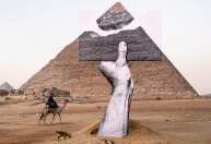 Exposição de arte contemporânea divide espaço com as pirâmides de Gizé, no Egito