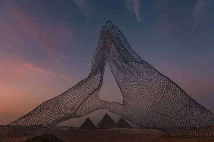 Duas mãos de wireframe tocam as pontas dos dedos em "Juntos", de Lorenzo Quinn / MO4 Network/Art D'Égypte