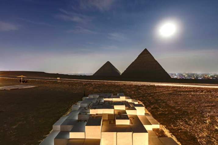 Visão da obra "R III", de Sultan bin Fahad, em frente às pirâmides / MO4 Network/Art D'Égypte