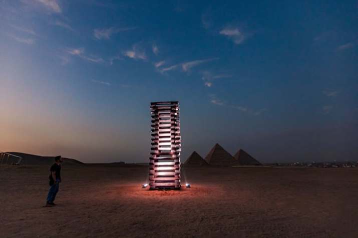 Obra "Corpo que Levanta" , de João Trevisan, iluminada à noite / MO4 Network/Art D'Égypte
