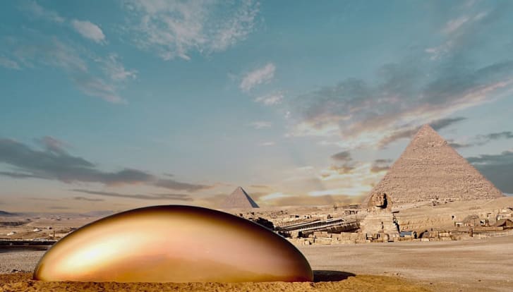 Uma vista da escultura metálica esférica de Gisela Colón perto das Grandes Pirâmides / MO4 Network/Art D'Égypte