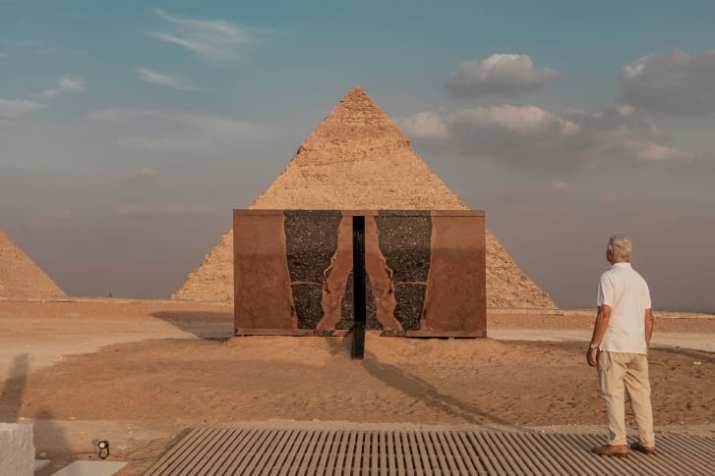 Um espectador vê "Espaço Interior de Ra: Khafre", de Stephen Cox / MO4 Network/Art D'Égypte