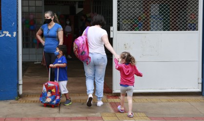 Aula durante a pandemia / escolas / ensino / educação / crianças