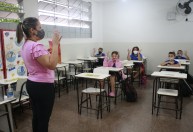 Profissionais da educação começam a receber dose de reforço em São Paulo
