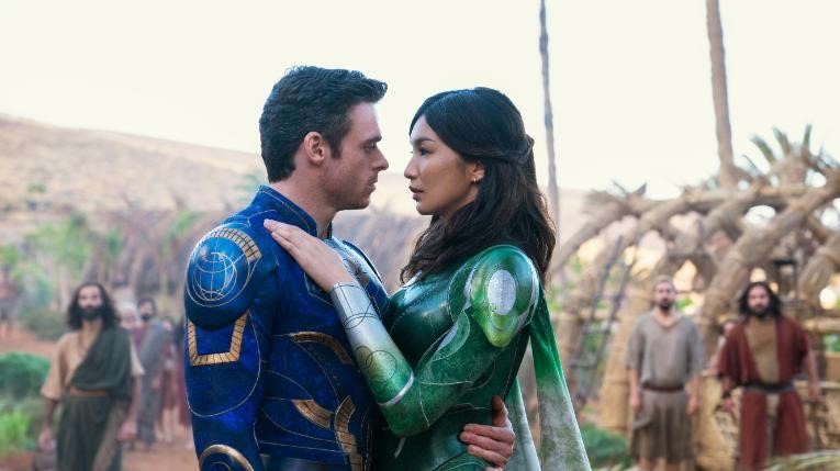 Ikaris (Richard Madden) and Sersi (Gemma Chan) em 'Eternos' / Marvel Studios