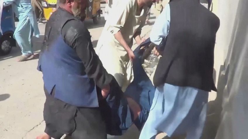 Imagens mostram corpos sendo carregados após explosão / CNN/Reprodução