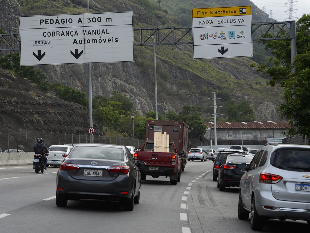linha amarela rodovia estrada infraestrutura carros feriado pedágio