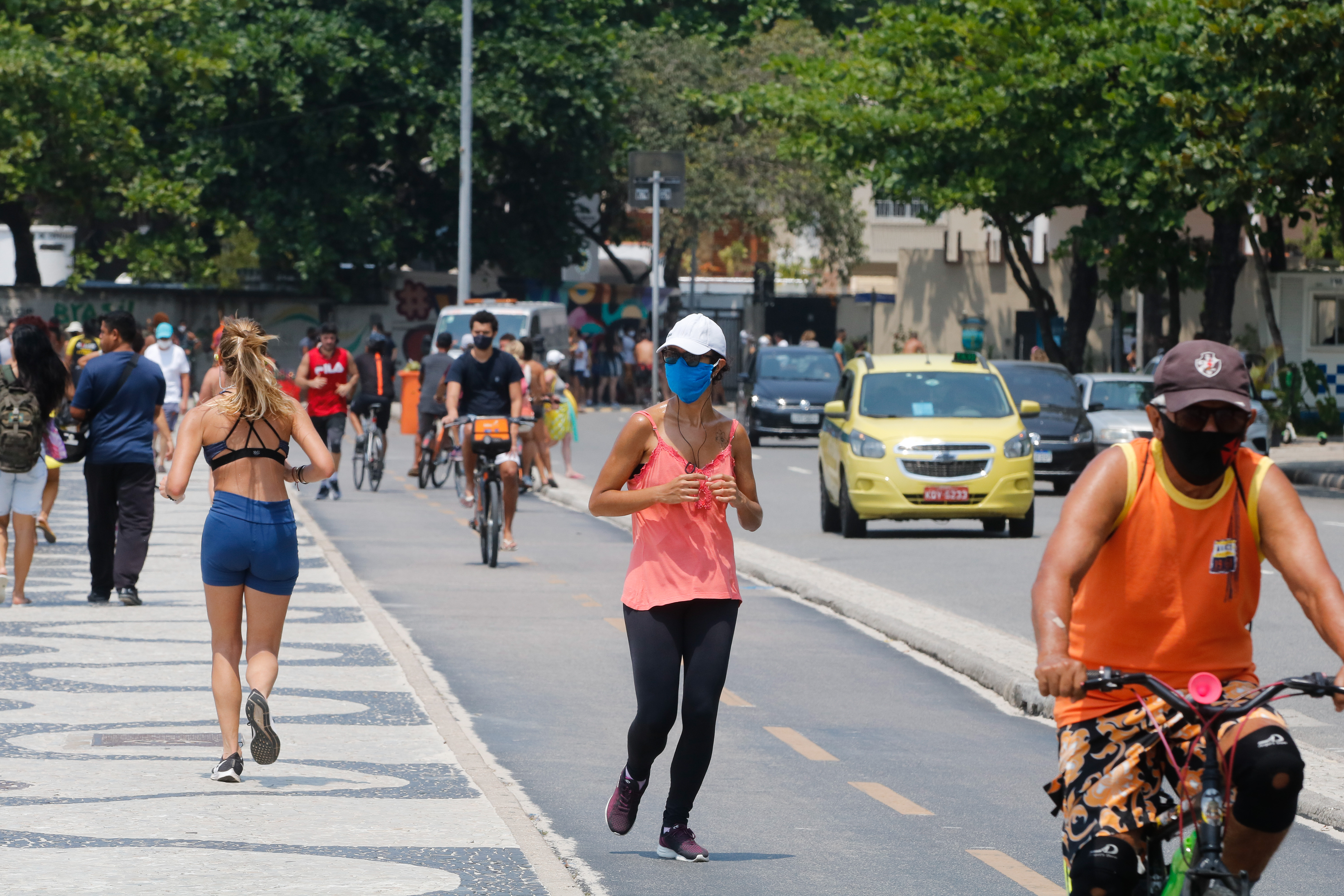 Cariocas aproveitam manhã sábado com  calor, para se refrescar e praticar esportes na praia de Copacabana.