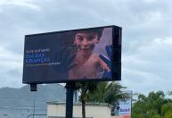 Pai de Henry Borel põe outdoors no Rio de Janeiro para homenagear filho