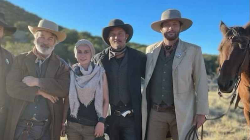 Diretora Halyna Hutchins com atores de "Rust", incluindo Alec Baldwin (esquerda) / Reprodução/Instagram Jensen Ackles
