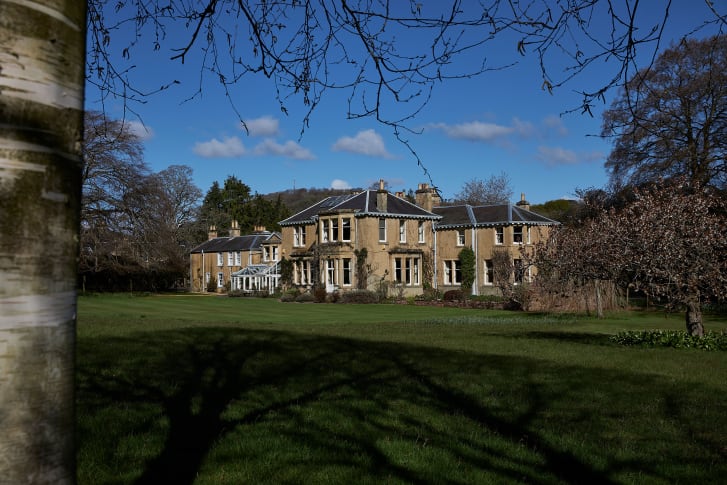 O prato fazia parte de um leilão mais amplo do conteúdo da Lowood House nad fronteiras escocesas / Lyon & Turnbull