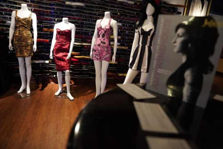 Uma seleção de vestidos de Amy Winehouse, expostos durante a mostra "Propriedade da vida e carreira de Amy Winehouse" pela casa de leilões Julien's / Timothy A. Clary/AFP/Getty Images