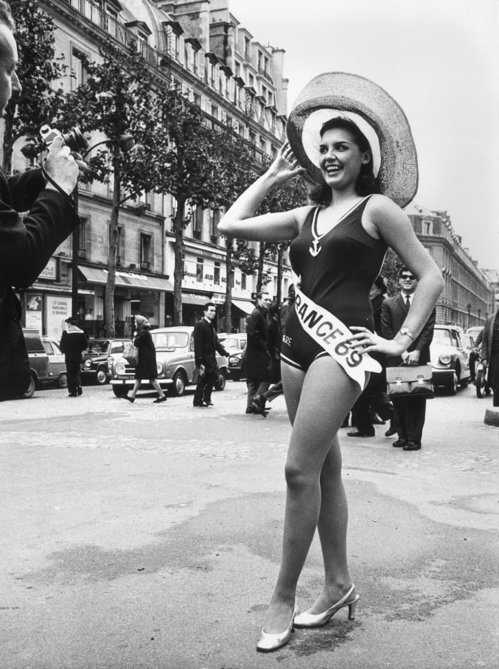 Suzanne Angly, Miss França 1969, posando em um maiô. A competição começou em 1920. / AFP/Getty Images