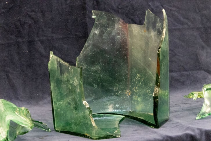 Especialistas também recuperaram uma jarra romana de vidro hexagonal "incrivelmente bem preservada" / Divulgação/ HS2