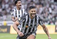 Com dois gols de Hulk, Atlético-MG vence e mantém vantagem no topo do Brasileiro