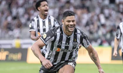 Com dois gols de Hulk, Atlético-MG vence e mantém vantagem no topo do Brasileiro