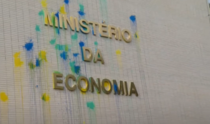 Manifestantes protestam contra Paulo Guedes em Brasília