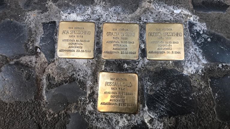 Os paralelepípedos de ouro do lado de fora das portas da frente no Gueto Judeu de Roma homenageiam as pessoas presas e deportadas para Auschwitz. Rossana Calo, de dois anos, foi uma delas. / CNN
