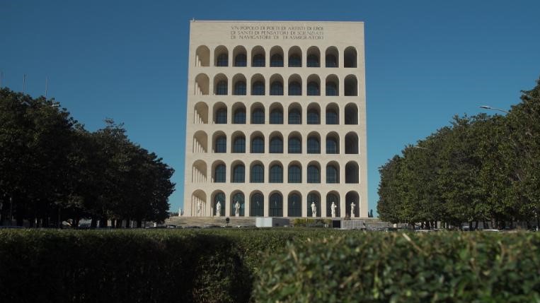 O edifício encomendado por Mussolini, Palazzo della Civiltà Italiana, é a peça central do bairro da Esposizione Universale Roma de Mussolini e permanece um símbolo da era fascista do país. / CNN