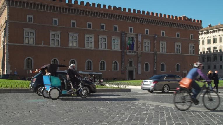 A varanda com vista para o Palazzo Venezia, onde o líder fascista Benito Mussolini fez alguns de seus discursos mais notáveis. / CNN