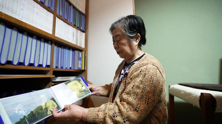 A superfã da realeza, Fumiko Shirataki, compartilha fotos de sua vasta coleção / Junta Ishikawa/CNN