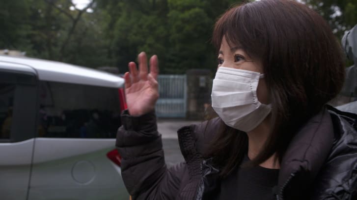 Yoko Endo espera para ter um vislumbre da princesa Mako, enquanto ela relatava formalmente seu casamento com o imperador e a imperatriz no início deste mês / Junta Ishikawa/CNN