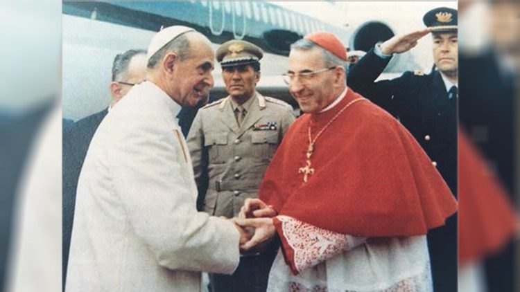 Papa Paulo VI cumprimenta Albino Luciani, que seria o Papa João Paulo I por 34 dias / Foto: Vaticano