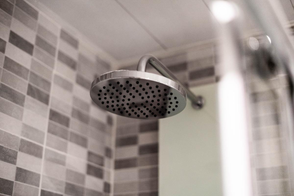 Banho no escuro antes de dormir realmente prepara o corpo para o sono? Entenda o que acontece