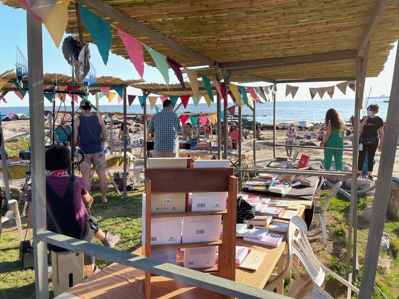 As filmagens de "La Uruguaya" nas praias de Montevidéu, onde produtores associados participaram como figurantes nas filmagens de uma cena de festa / Atlantico Content