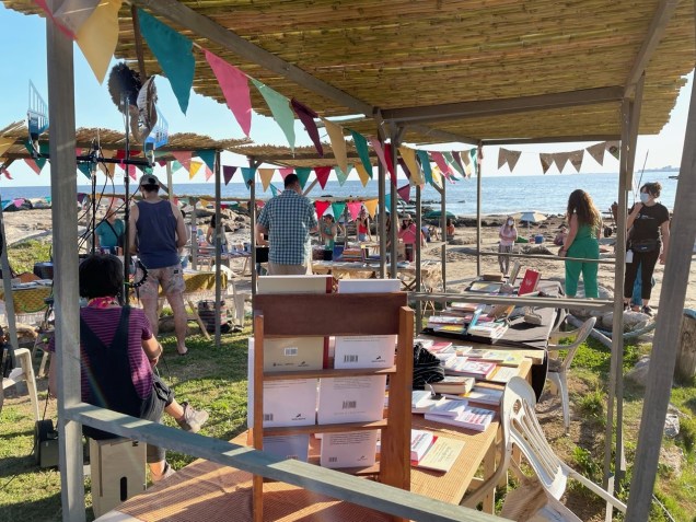 As filmagens de "La Uruguaya" nas praias de Montevidéu, onde produtores associados participaram como figurantes nas filmagens de uma cena de festa / Atlantico Content